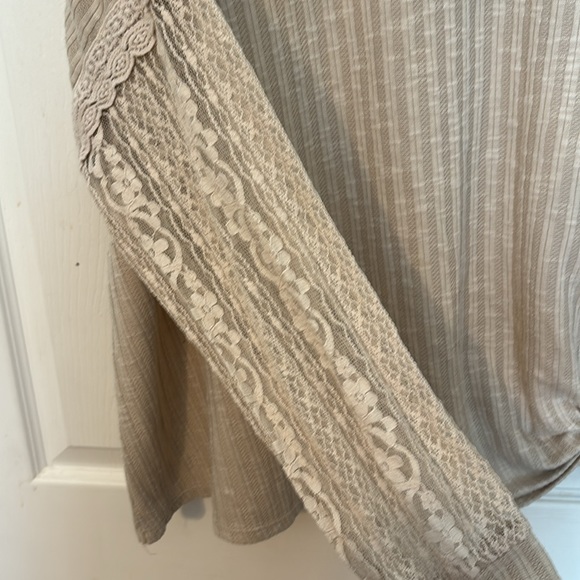 Absolutely Famous Top size 3X with lace sleeves and knot detail and bottom - Picture 3 of 5